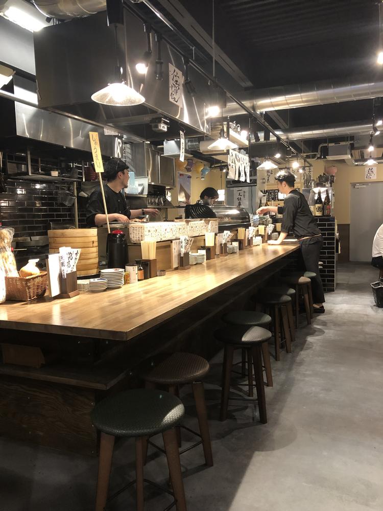 新しく綺麗なキッチンと広々とした店内