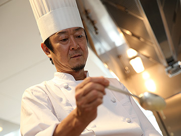 シェフは21歳で渡仏。若くして料理長へ