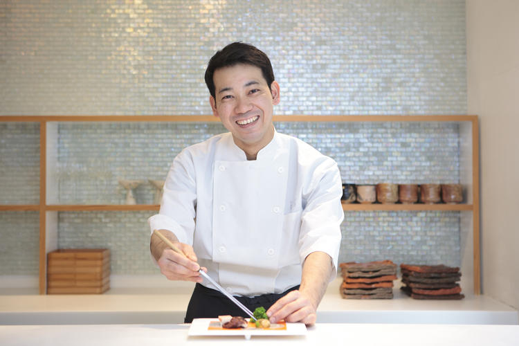 島袋料理長は いつもにこやか。明るい厨房