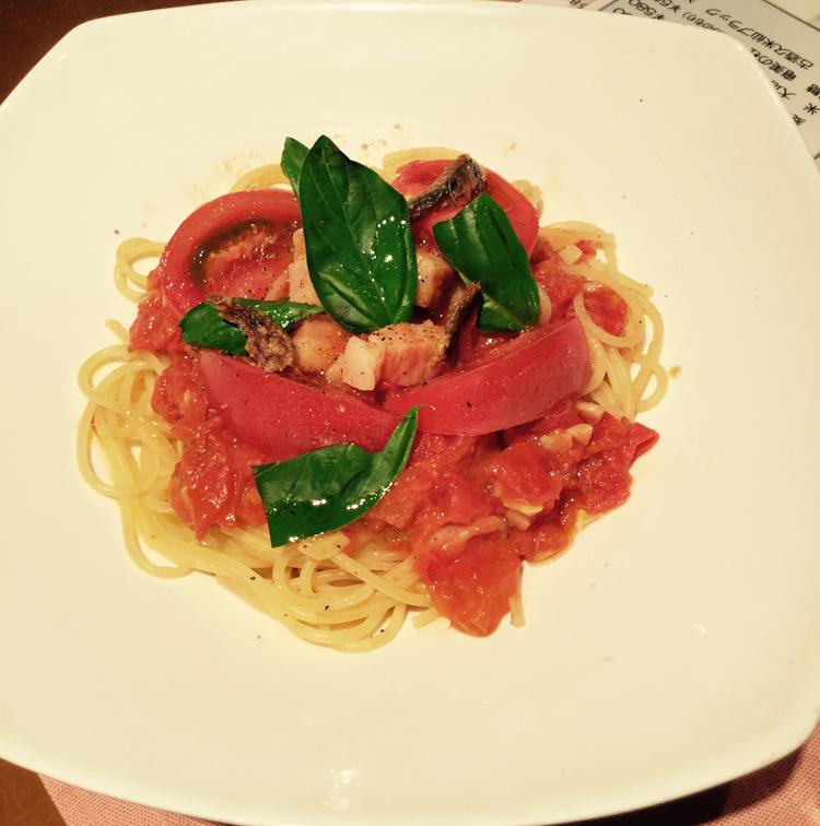完熟トマトとベーコンのパスタ