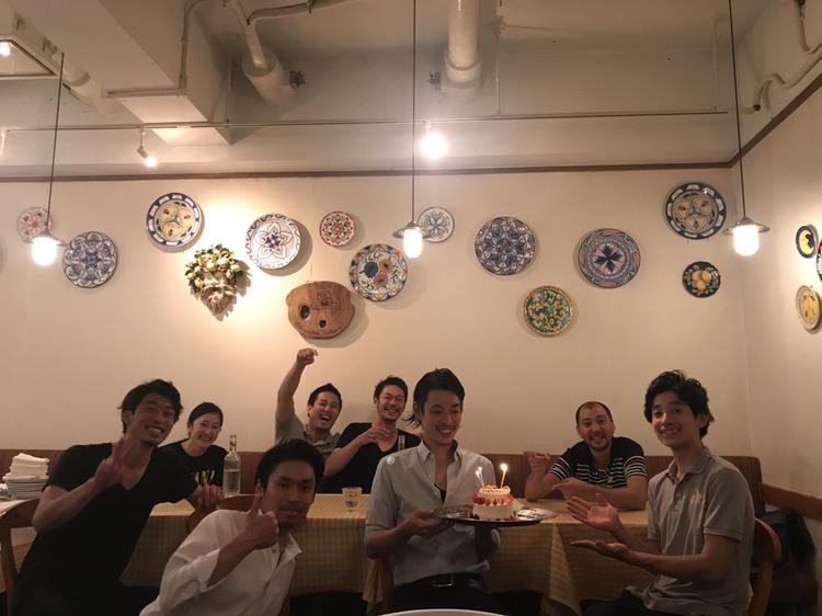 スタッフの誕生日や賄いは席を囲って♫
