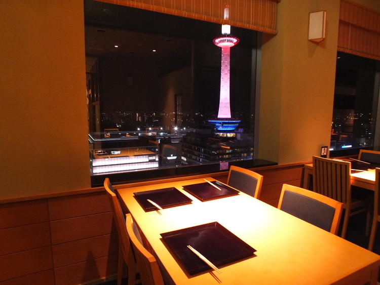 京都タワーがライトアップされた夜景も綺麗