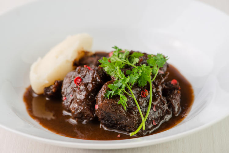 牛ホホ肉の赤ワイン煮