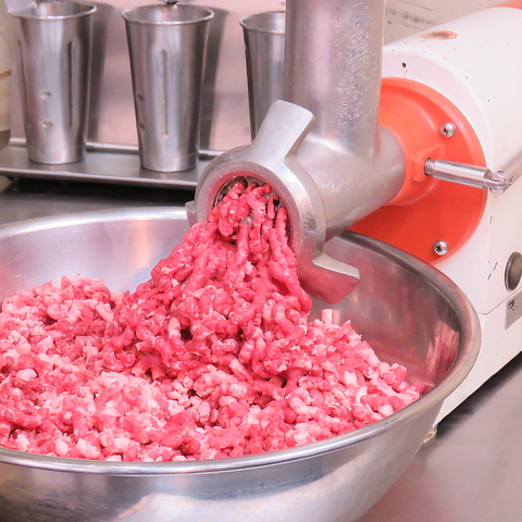 お肉を挽くところから・・・