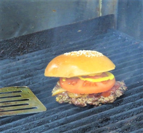 専用の焼台で焼いてます!