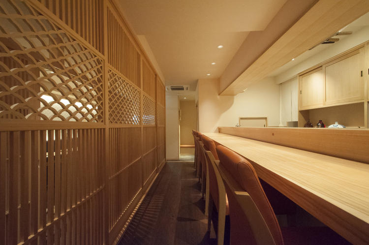 白木の明るい店内