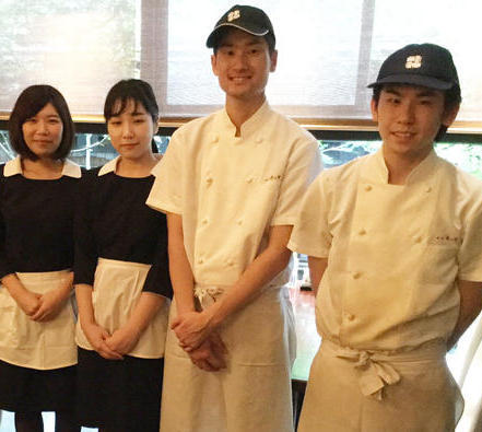 女性はワンピースも。キッチンとも仲良し★