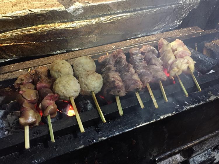 炭火でおいしく焼き上げる大山どり