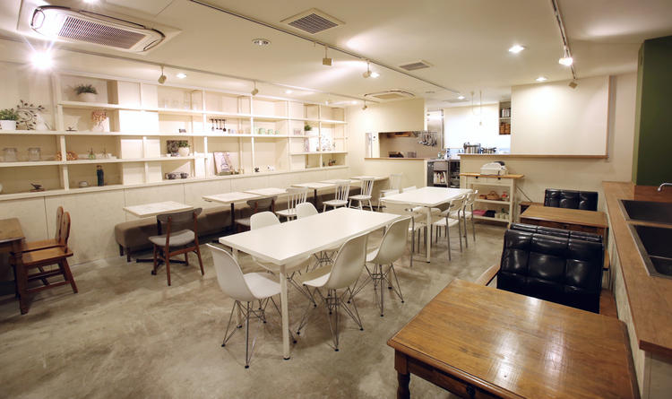 白を基調としたシンプルな店内