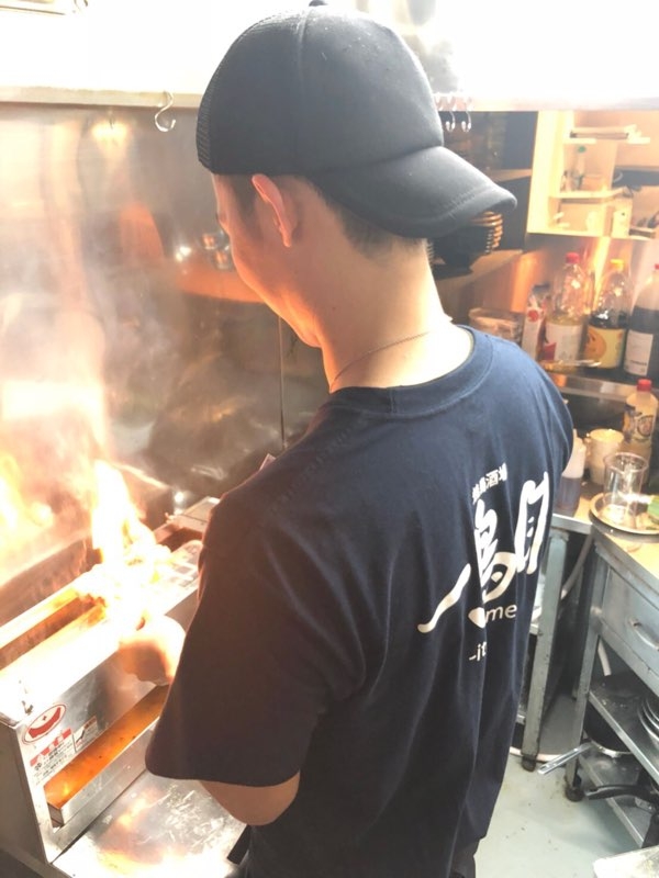 焼鳥を調理中…