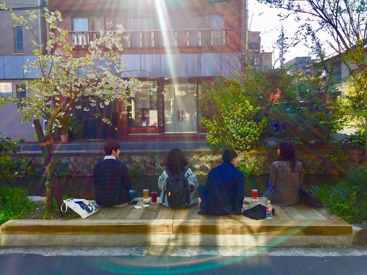 お店の前の高瀬川沿いにはウッドデッキ