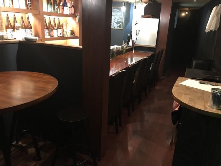 お客様のお顔が見渡せる店内