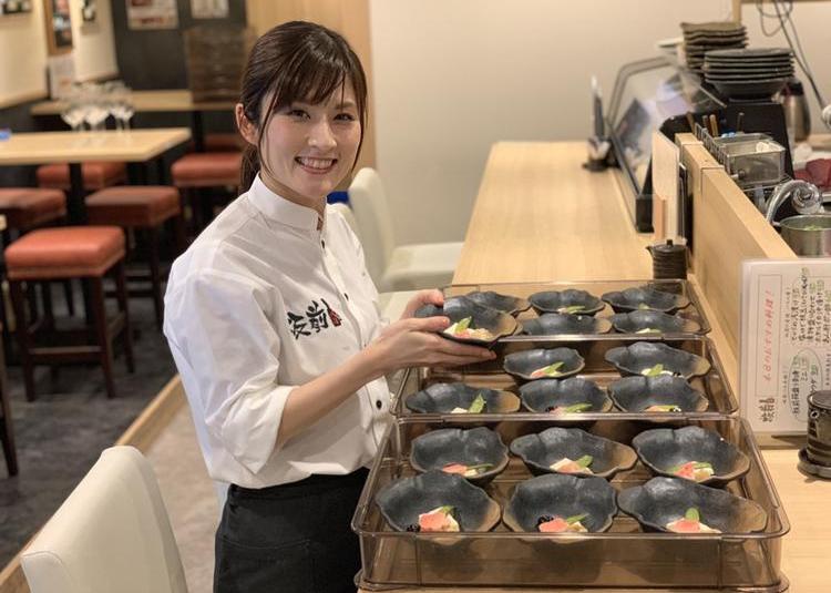 白木のカウンターが目立つ店内◎