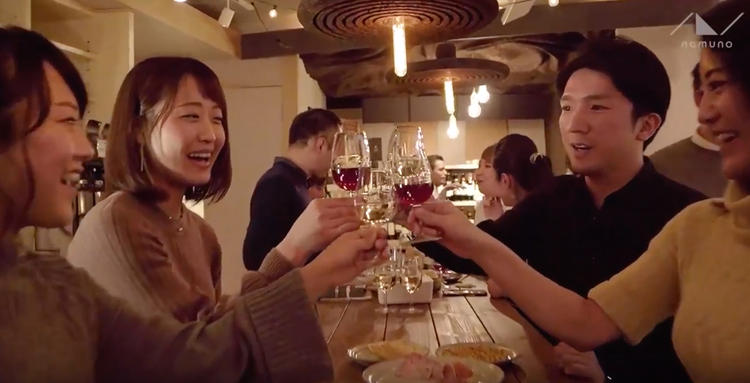 自由にワインを楽しむお客様で賑わう店内