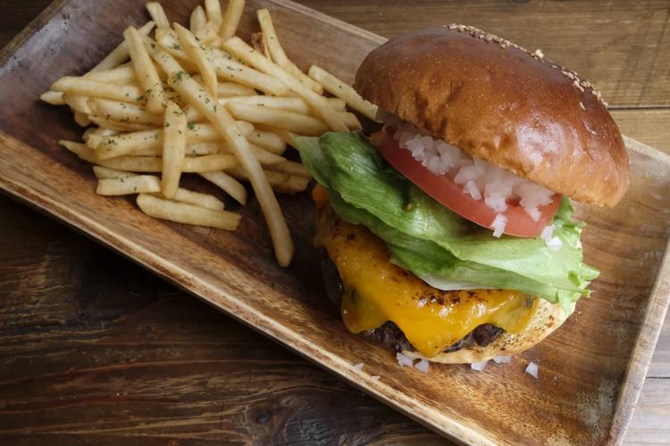 看板メニューは松阪牛100%ハンバーガー