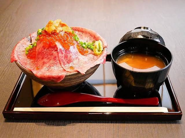 看板メニューの『黒毛和牛肉ドレス海鮮丼』