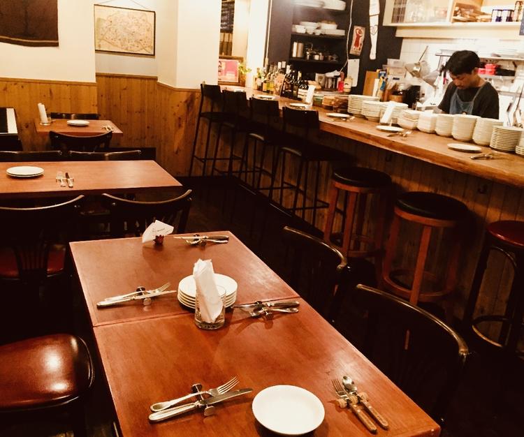 店内はゆったりテーブルと人気のカウンター