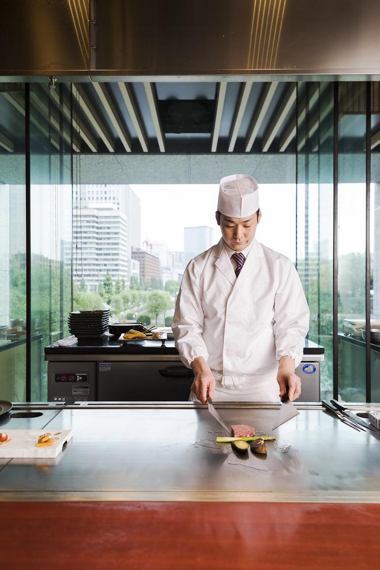 皇居のお濠をバックに旬の食材の鉄板焼き