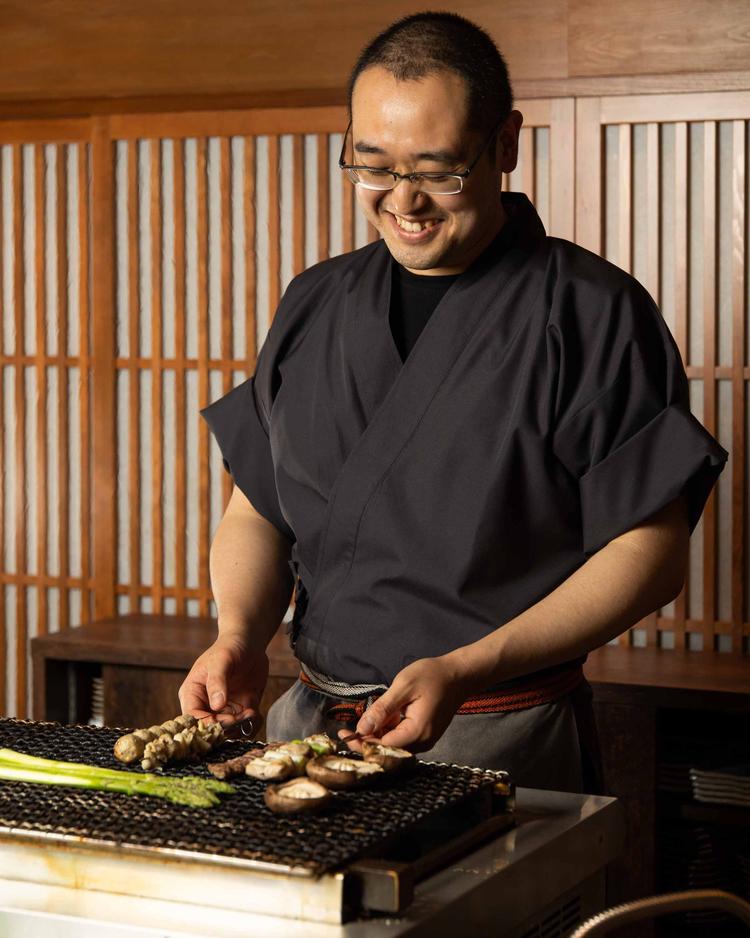 炉端でお客様の目の前で焼き上げます