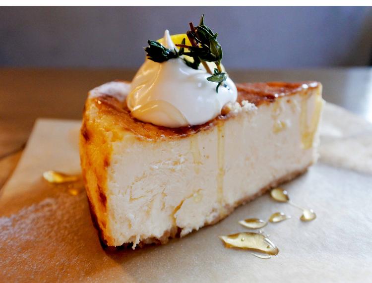 自家製濃厚チーズケーキが一番人気です☆