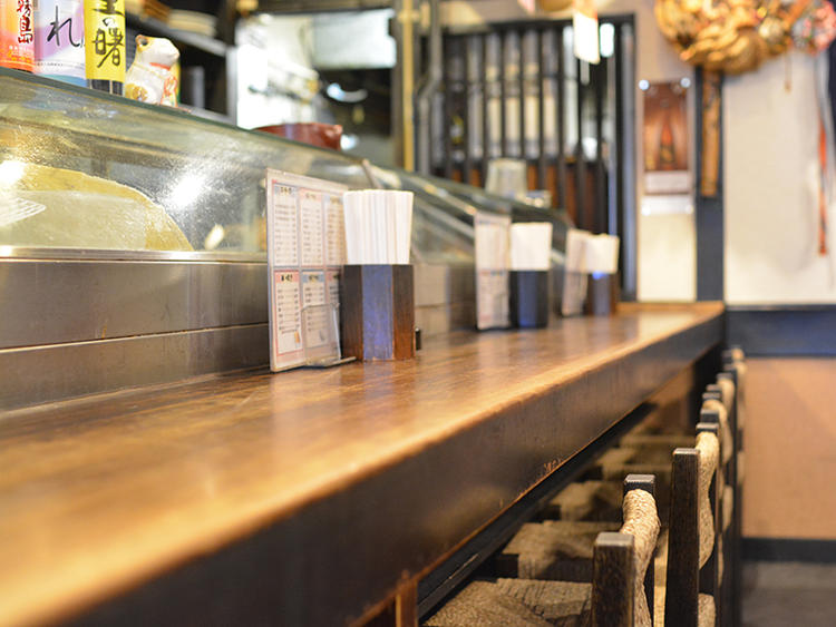 木目が美しい落ち着いた雰囲気の店内