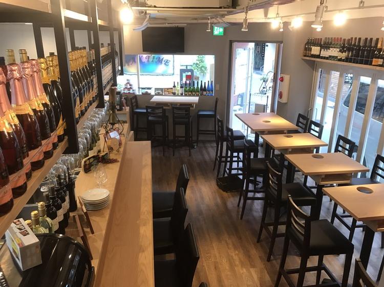客席は26席のチーズバル