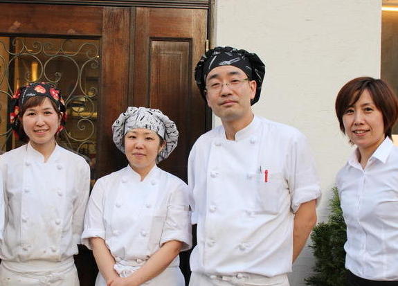 働いている従業員の集合写真です
