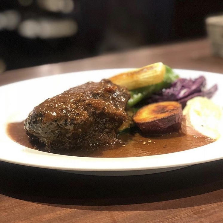 牛ホホ肉の赤ワイン煮込み