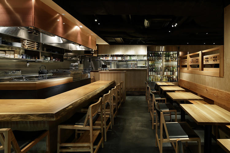 木目基調の落ち着いた店内