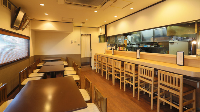 店内カウンター10席、テーブル座敷15席