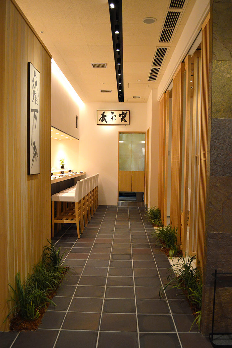 店内はシンプルで上品な造りに!