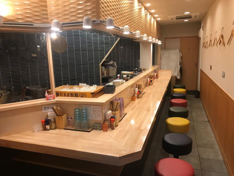 全店カウンターメインの明るい店内!