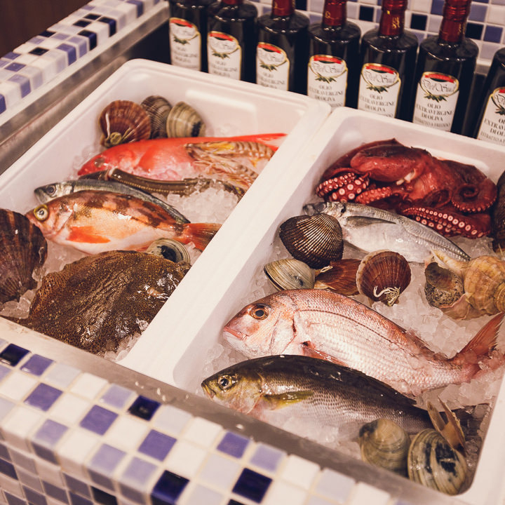 産直の魚を使ったメニューを季節ごとに。