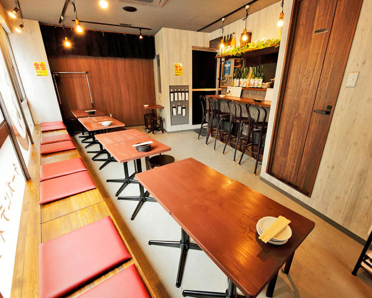 ひとり飲みも宴会もOKな店内