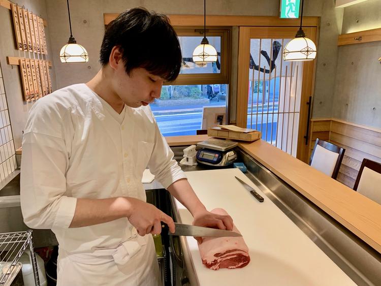 お客様の目の前で迫力カット