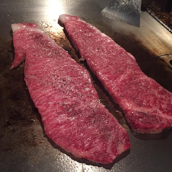 サーロインステーキ焼いています