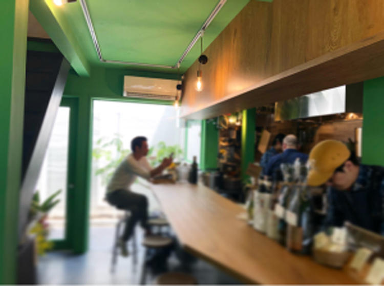 グリーンを基調とした可愛い店内です