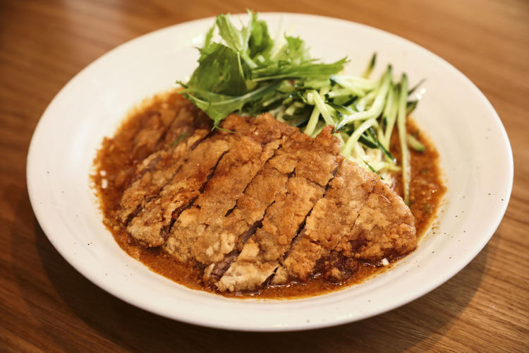 冷やし排骨担々麺は、こだわりの黒酢使用