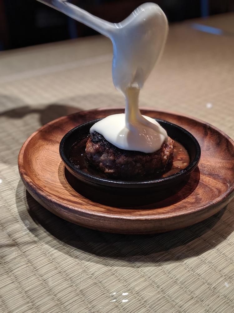 瞬間燻製和牛ハンバーグ チーズがけ