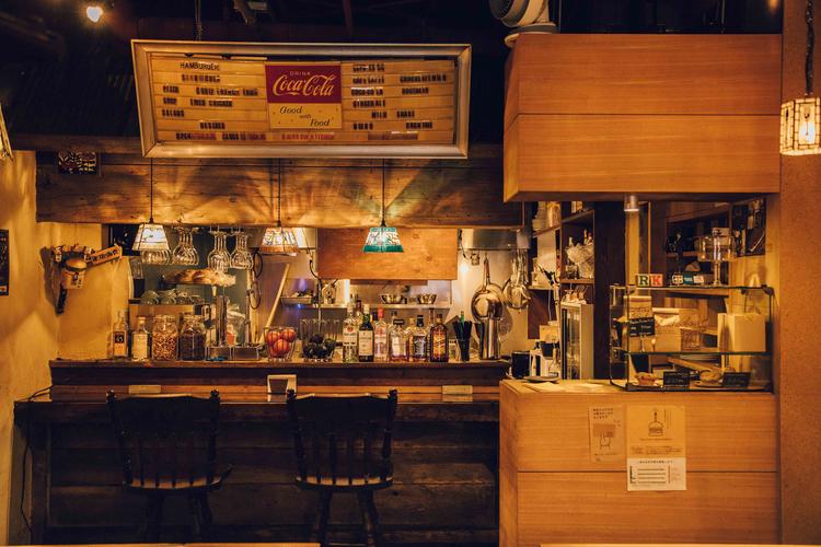 刻まれた歴史が伝わる店内