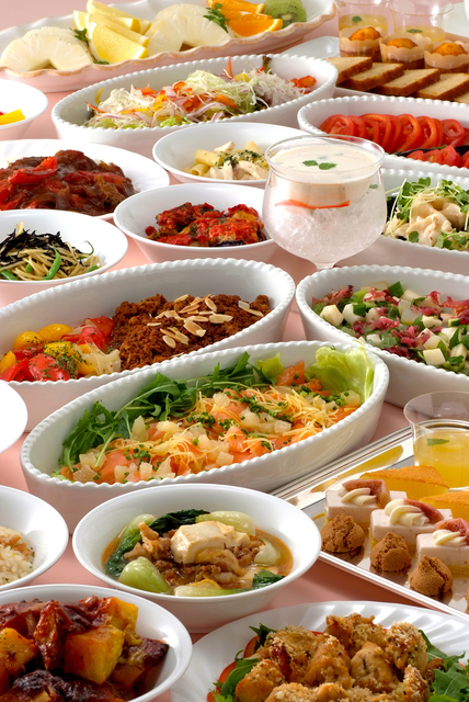 様々な種類の料理を提供します