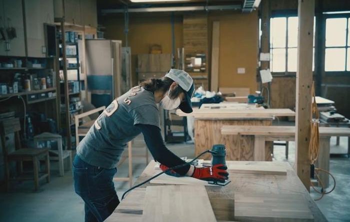 女性の家具職人の家具も店内で販売。