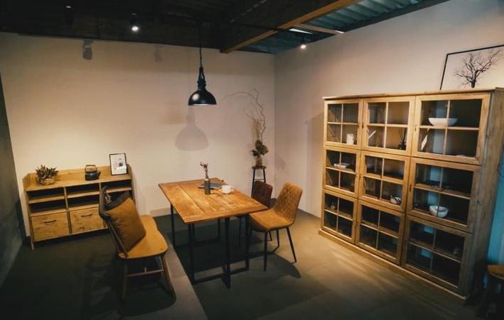 お店に並ぶ家具もできあがってきました。