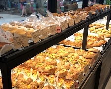 店内ショーケースに並ぶパンの数々!