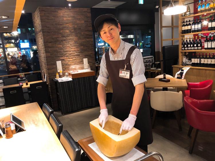 チーズリゾットは客席にて仕上げ