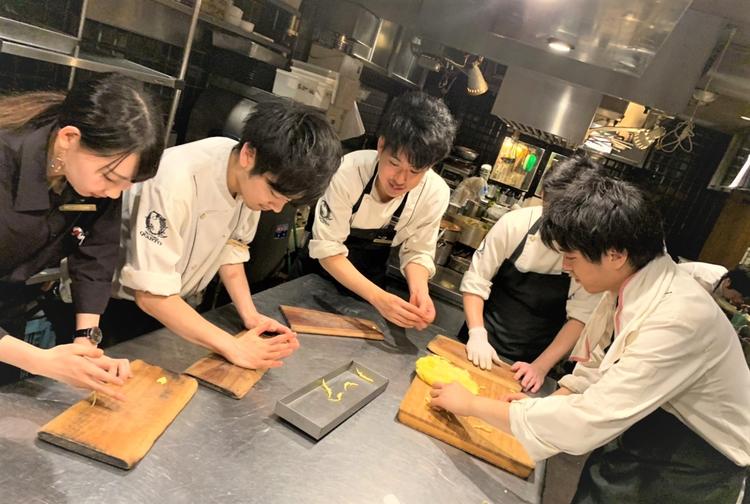パスタの仕込み、皆で急げ~!