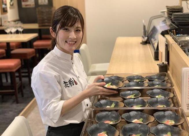 白木のカウンターが目立つ店内◎