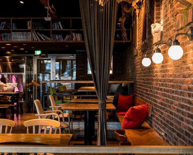 多様な使い方ができる店内