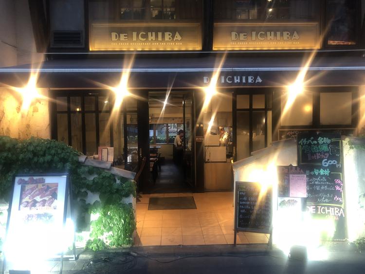 夜はライトアップされて明るい店に。。。