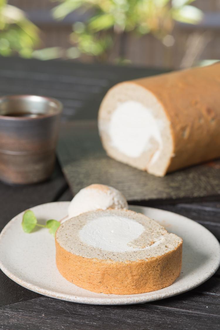 自社開発のそば茶ロールです